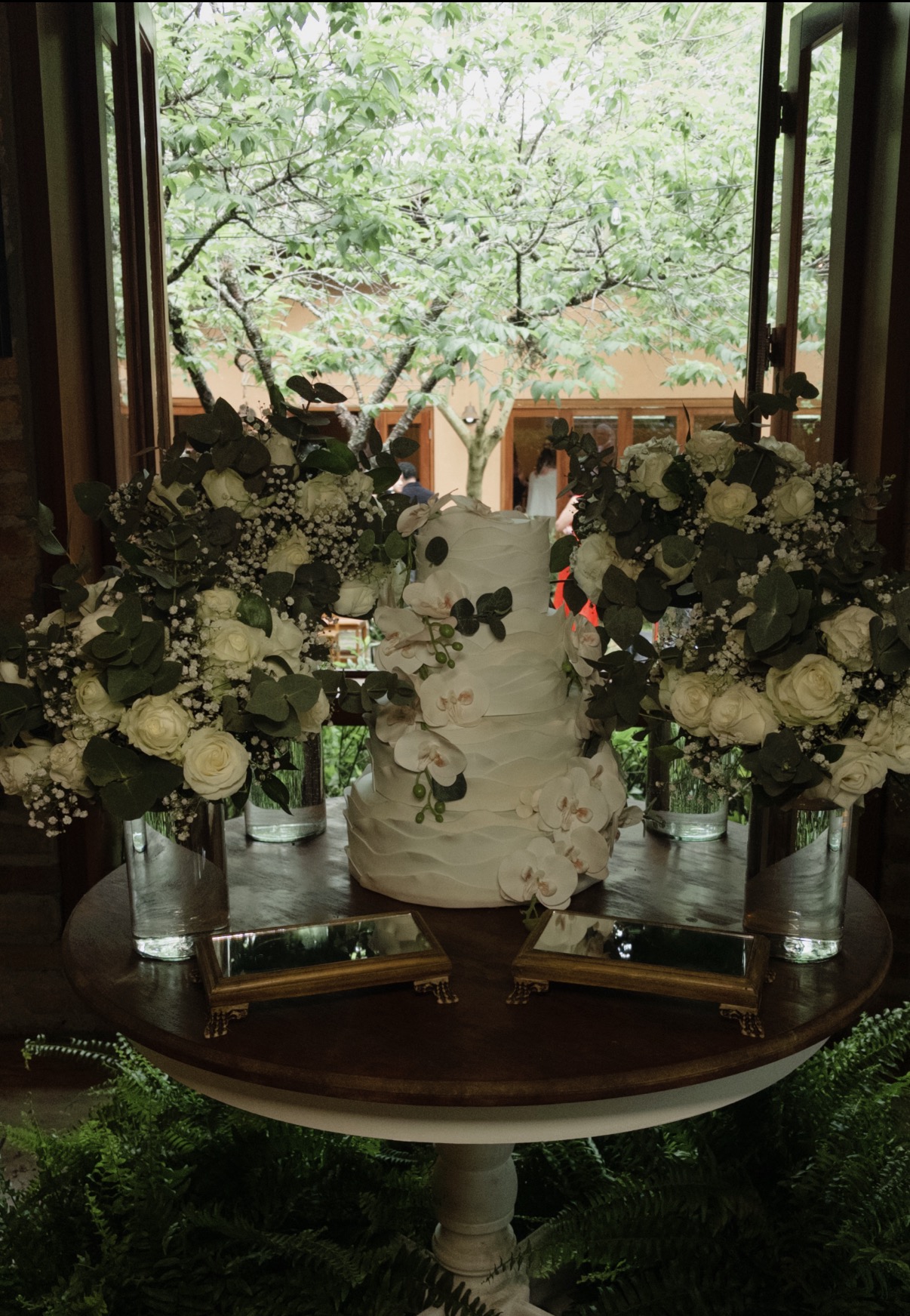 Bolo de casamento no jardim do La Bastos
