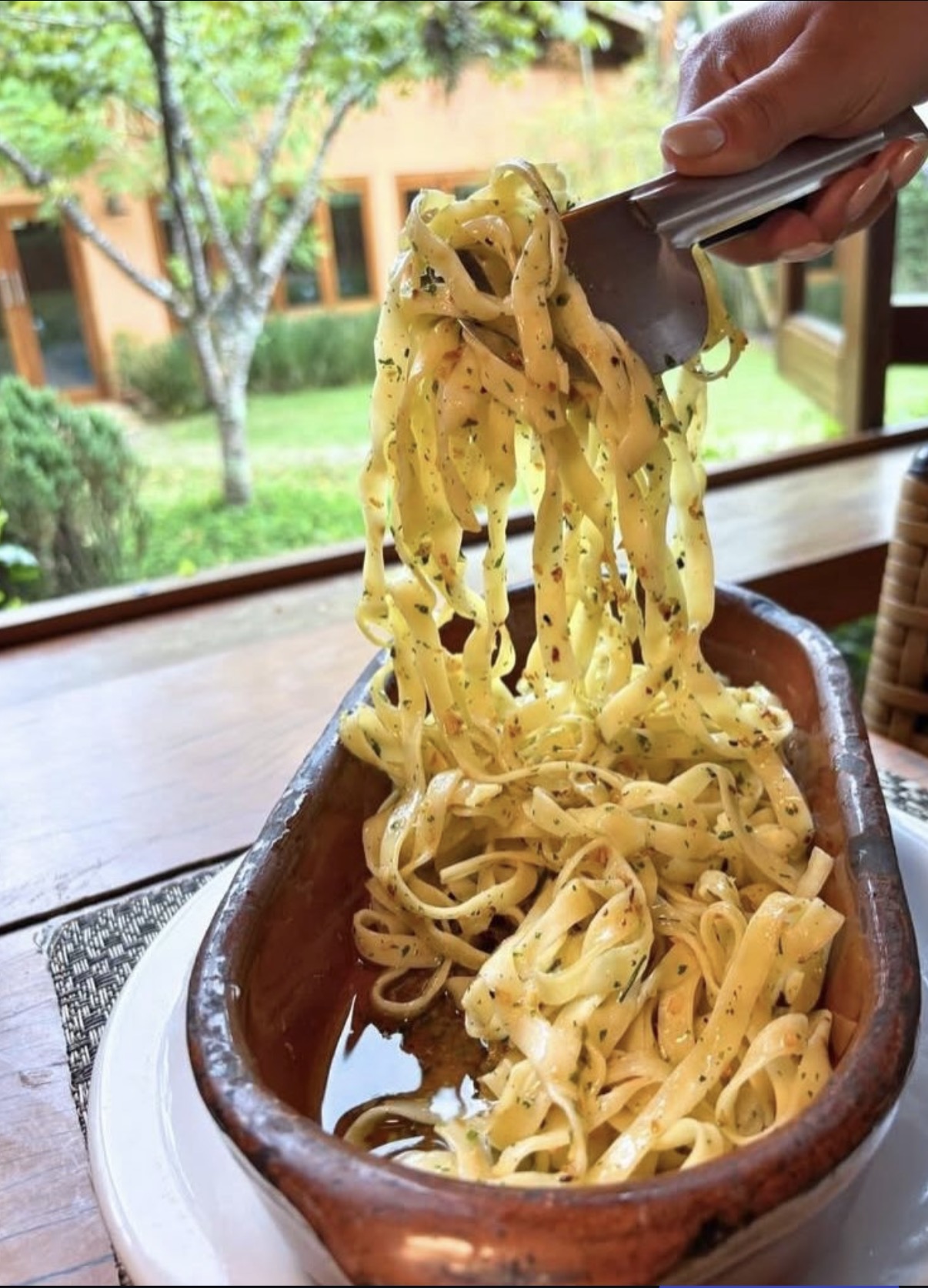 Massa fresca artesanal do La Bastos servida na travessa de barro